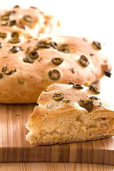 Focaccia - włoskie pieczywo z ziołami i oliwkami