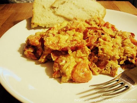 Idealne śniadanie: jajecznica z chorizo i serem brie
