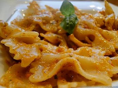 Farfalle z oscypkiem i czerwonym pesto