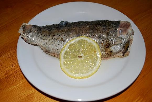 Świeży pstrąg pieczony w folii