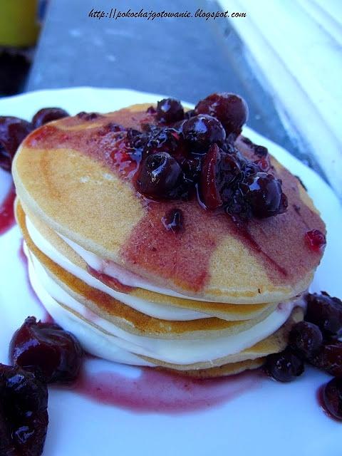 Pancakes z serkiem i owocami
