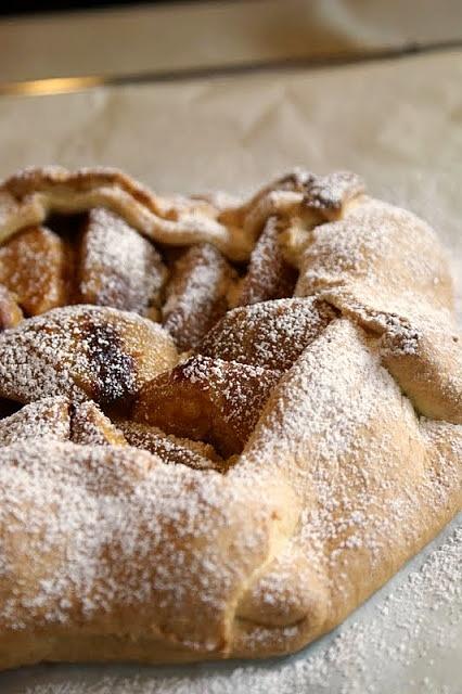 Rustykalna tarta z brzoskwiniami i kardamonem