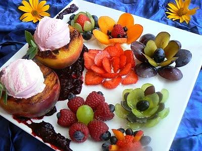 Lody w grillowanej brzoskwini z konfiturą z czarnej porzeczki