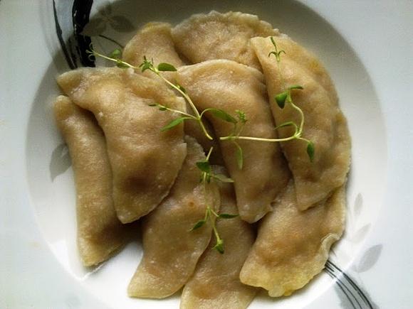 Lekko indyjskie pierogi z soczewicą i dipem ziołowym