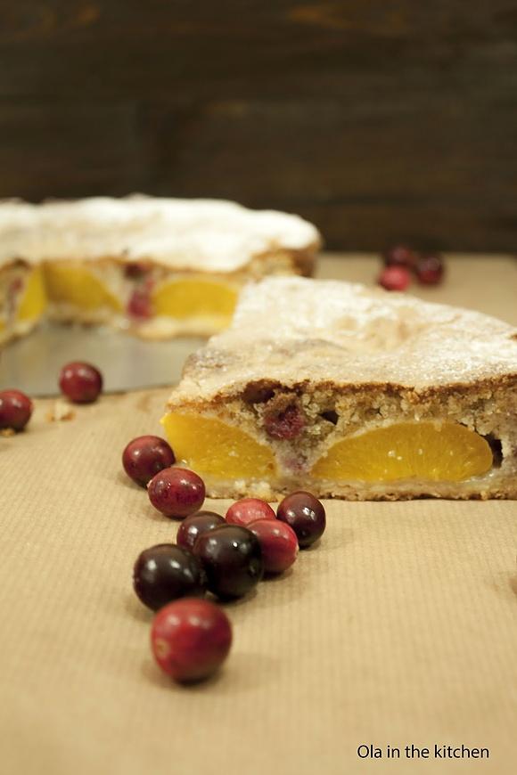 Tarta z brzoskwiniami i żurawiną na migdałowym cieście