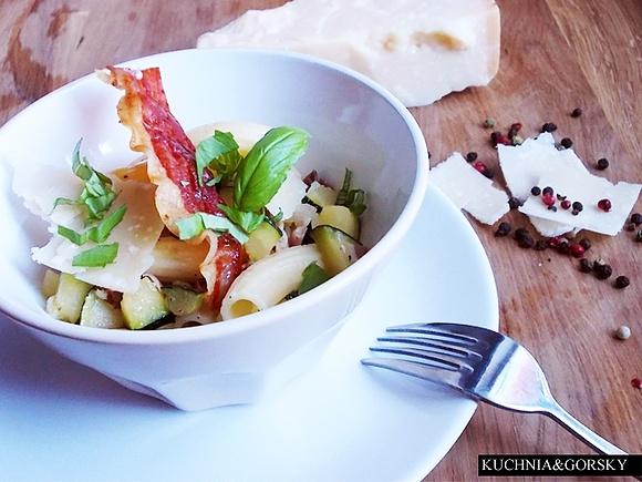 Włoskie inspiracje: makaron z cukinią szynką parmezanem i oliwą