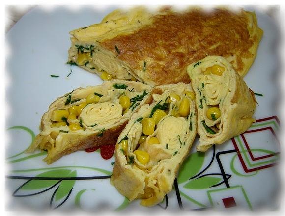 Rolowany omlet tamagoyaki z kukurydzą