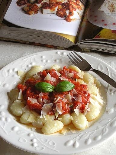 Gnocchi z ricotty z sosem pomidorowym i bazylią