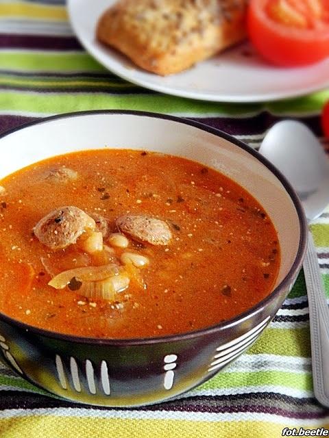 Zupa pomidorowa z białą kiełbasą i fasolą
