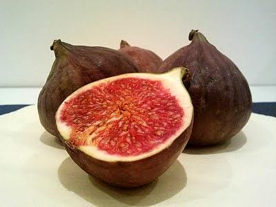 Pieczone figi z orzechami i miodem