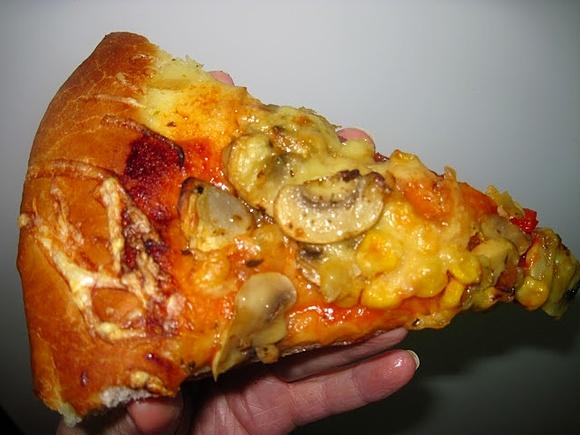 Pizza z salami, pieczarkami i papryką