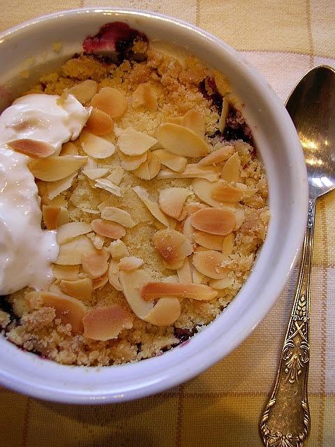 Crumble jesienne z jabłkami, gruszkami i jagodami