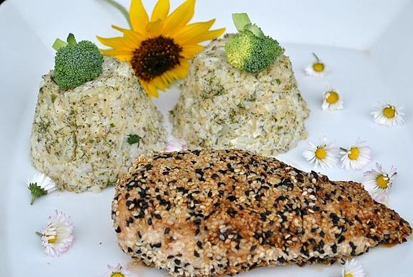 Brokułowe risotto z winem i kurczakiem w sezamie