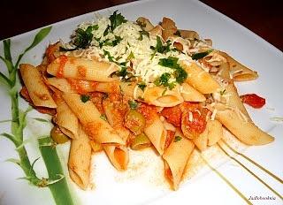 Makaron penne z tuńczykiem i pomidorami