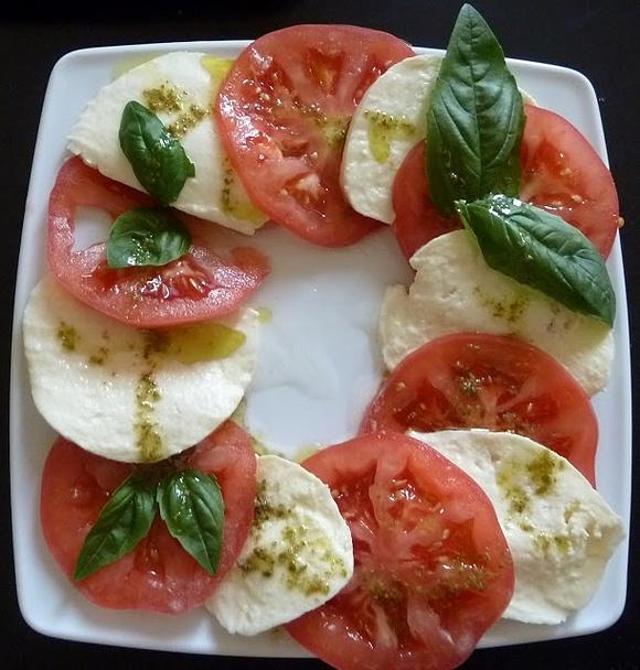 Caprese - Prosty przepis na włoską przystawkę z mozzarelli i pomidorów
