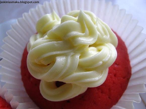 Czerwone muffinki z kremem maślanym