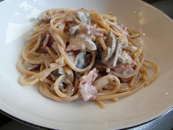 Spaghetti z pieczarkami i szynką