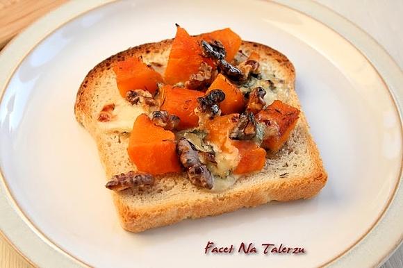 Tost zapiekany z dynią i gorgonzolą