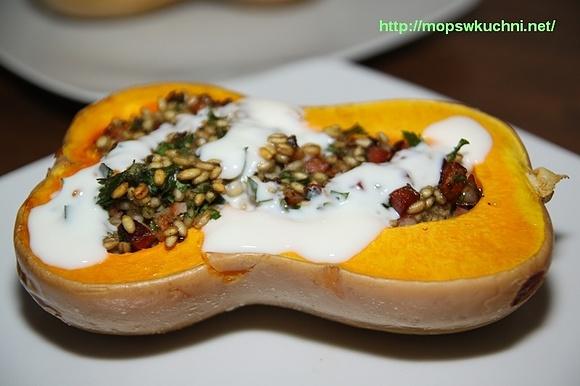 Dynia butternut faszerowana pęczakiem i boczkiem