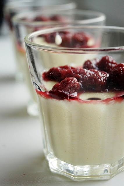 Pudding z kaszy manny z owocami i śmietanką