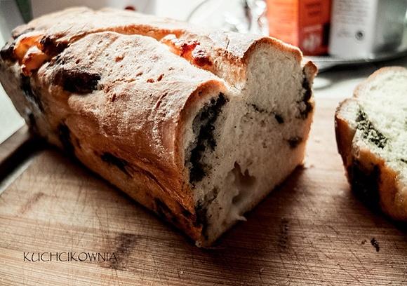 Drożdżowiec ze szpinakiem i mozzarellą