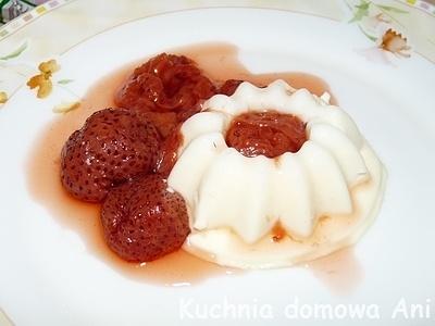 Panna cotta z truskawkami i cukrem ze słoiczka
