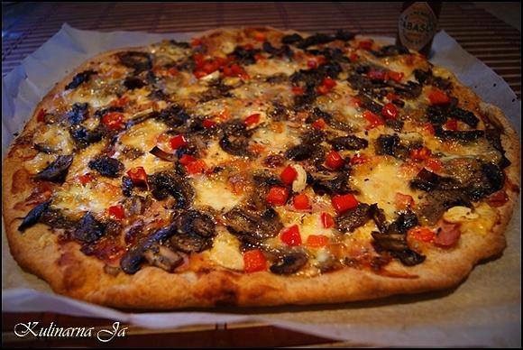 Pizza z szynką, pieczarkami i papryką