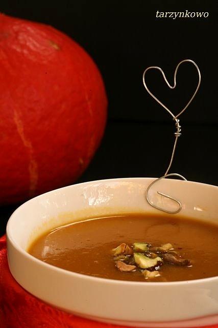 Zupa z dyni z porem suszonymi grzybami i pistacjami