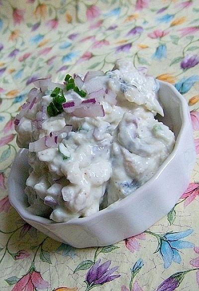 Sałatka śledziowa z cebulą i szczypiorem