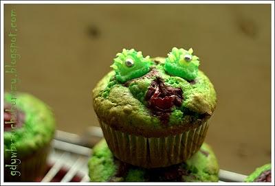 Zielone muffiny żaby na Halloween
