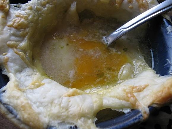 Zupa cebulowa pod ciastem francuskim na 5 porcji