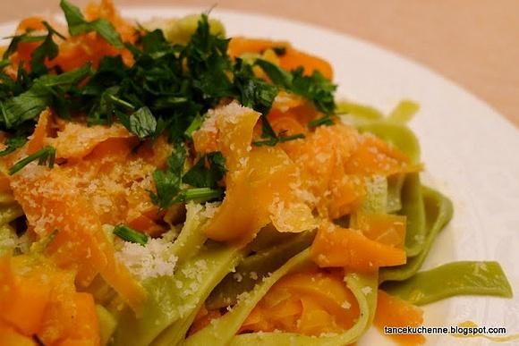 Tagliatelle z marchewką pomarańczą papryką i masłem cytrynowo-imbirowym