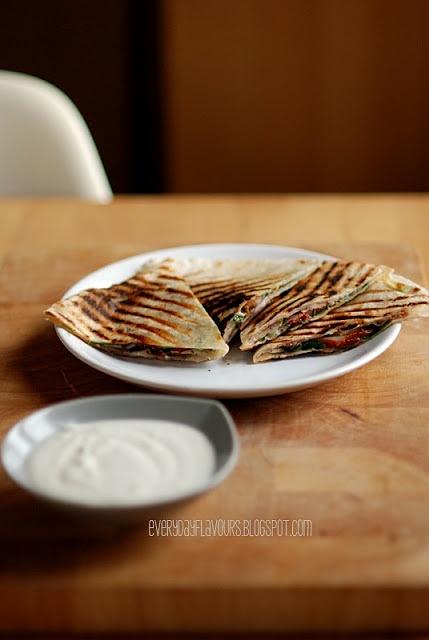 Quesadilla z szynką parmeńską, pieczarkami i suszonymi pomidorami