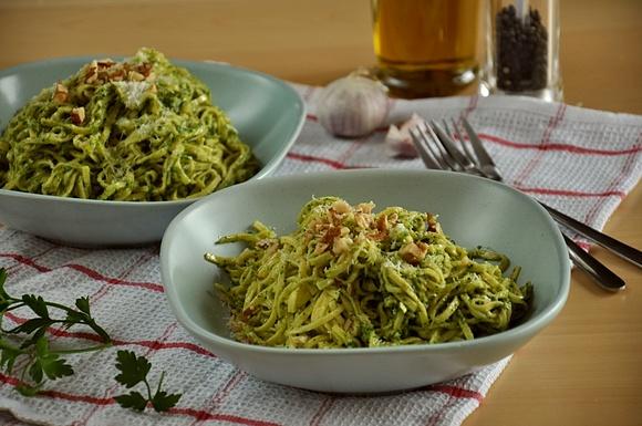 Tagliolini z orzechowo-kaparowym pesto