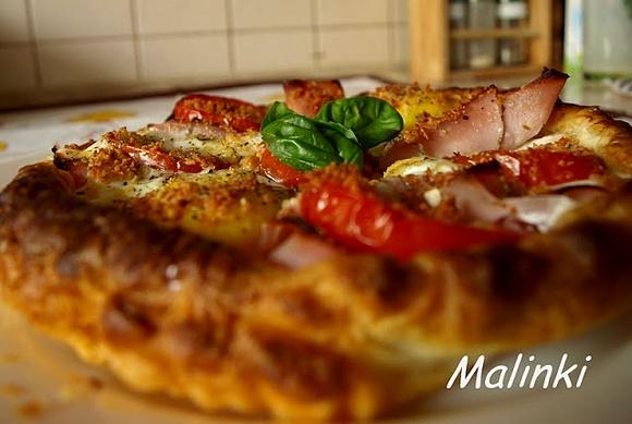 Tarta z jajkiem sadzonym i ciastem francuskim