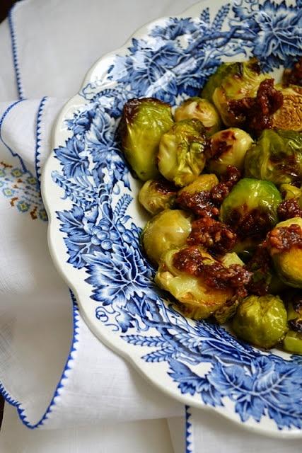 Wrzosy w śniegu i pieczona brukselka z żurawinowym pesto