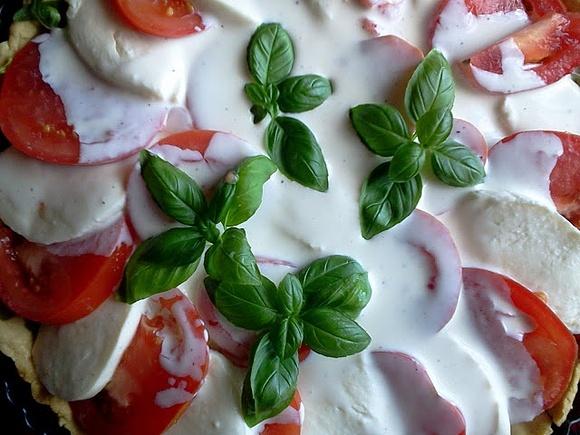 Tarta z rukolą, pomidorami, mozzarellą i orzechami nerkowca