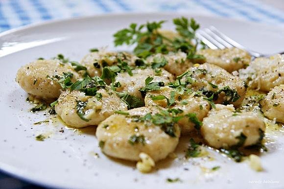 Gnocchi z ricotty z masłem i natką pietruszki