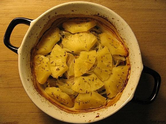 Zapiekana biała kiełbasa z ananasem i jalapeno