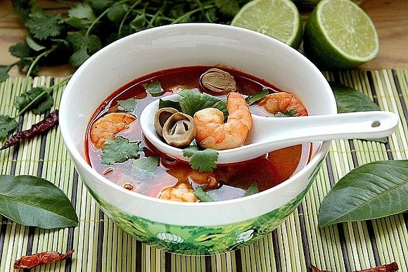 Tom yum kung - tajska ostro-kwaśna zupa z krewetkami