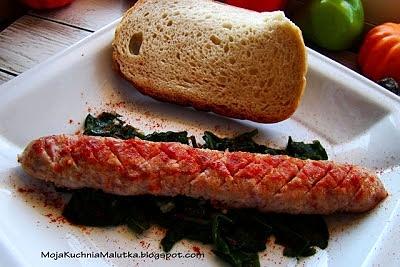 Biała kiełbasa na szpinaku - szybki obiad z grilla