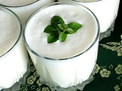 Mleczny napój bananowy z cynamonem i imbirem