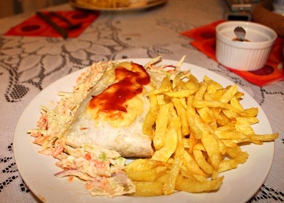 Chimichanga z chili i serem zapiekana w tortillach