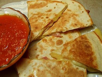 Tortilla z serem i szynką