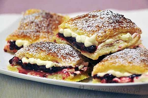 Francuskie ciasteczka z leśnym nadzieniem i cytrynowym kremem