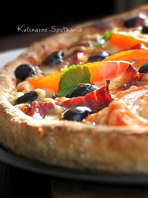 Pizza z szynką parmeńską, oliwkami, pomidorami i mozzarellą