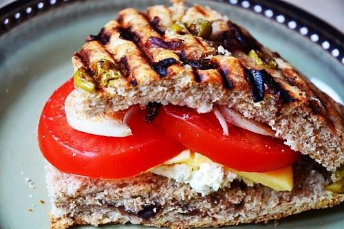 Focaccia z karmelizowaną cebulką i oliwkami