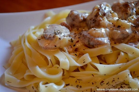 Tagliatelle z białą kiełbasą w sosie śmietanowo- chrzanowym z jabłkiem