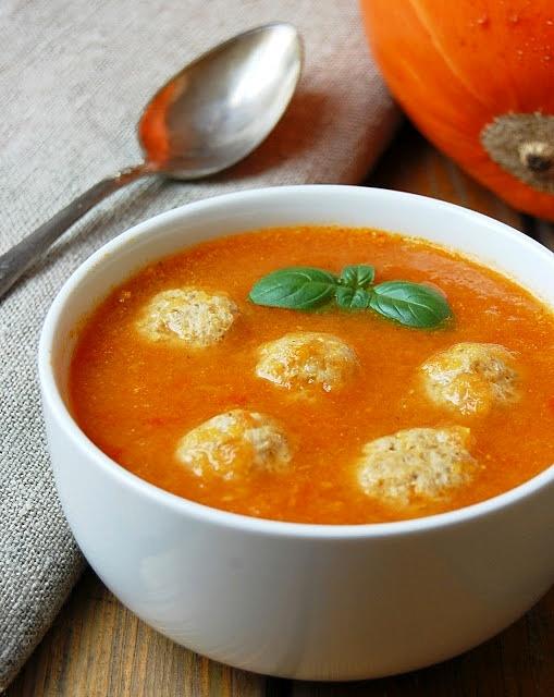 Zupa dyniowa z pulpetami i pomidorami
