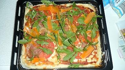 Świeża lekka pizza z rucolą i szynką parmeńską